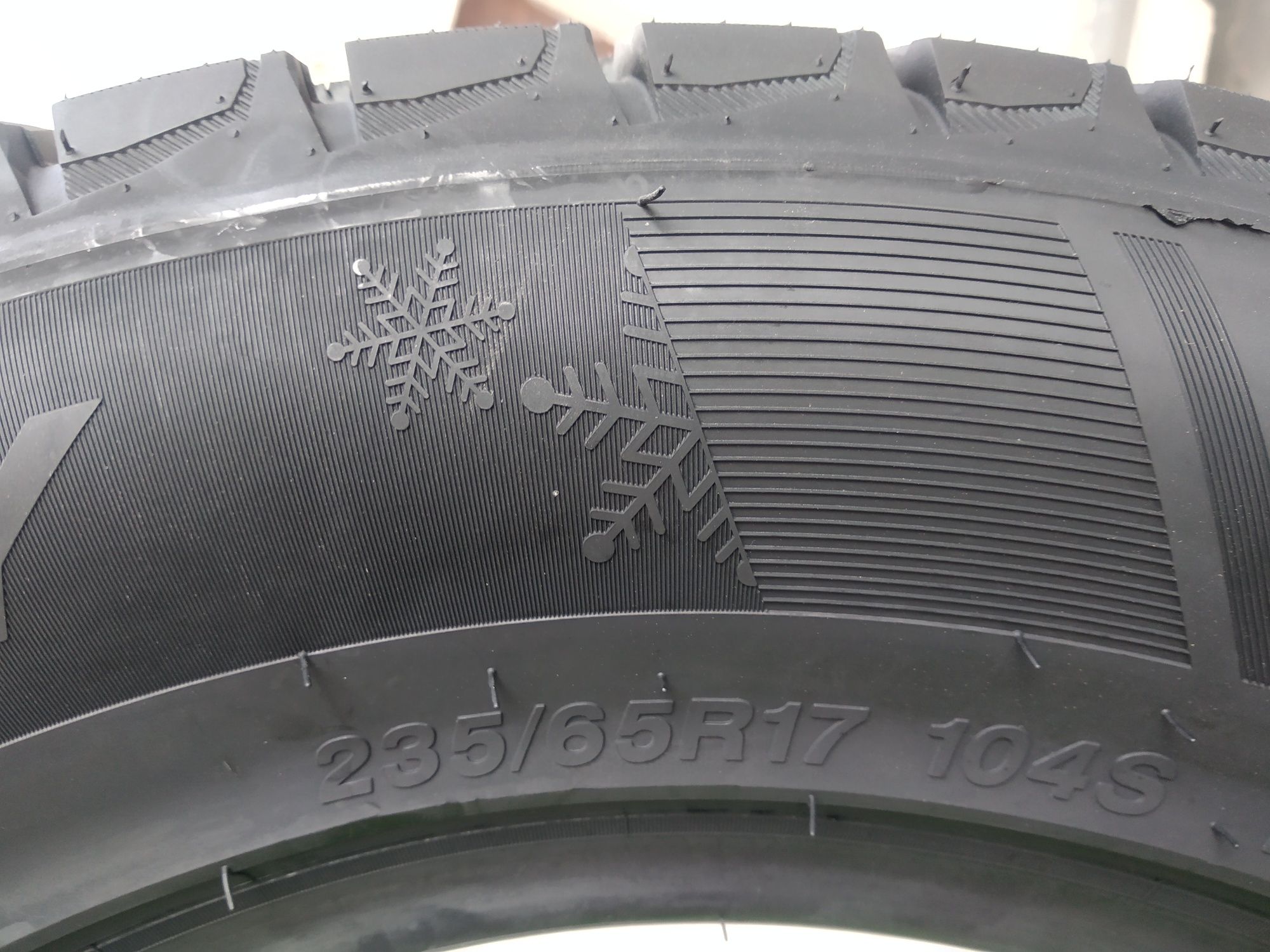 Зимние автошины 235/65R17