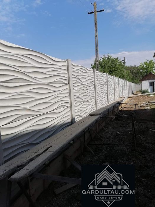 Reduceri garduri de beton comprimat placi și stalpi de gard model Top