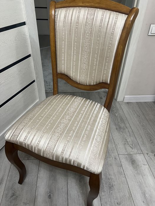 Стол и стулья в отличном состоянии