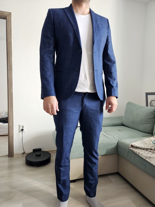 Vand un costum, Next