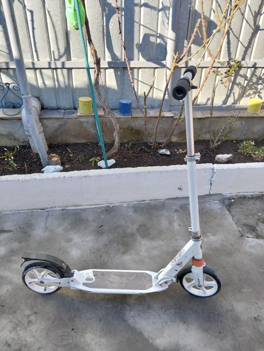 Trotineta alba cu cric
