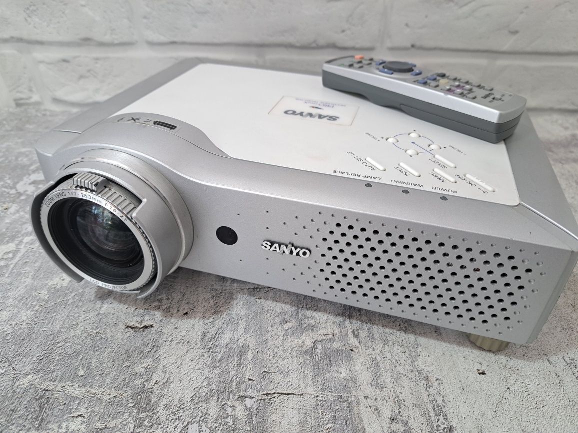Продам проектор SANYO PLC-XU84  (идеал)