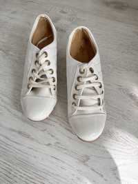 Бели обувки