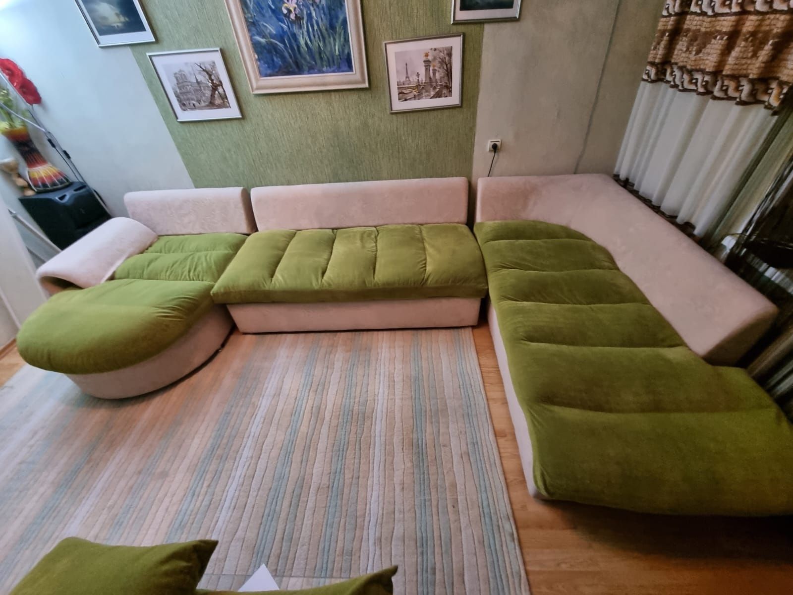 Угловой диван с раскладывающейся (французская книжка) средней частью.