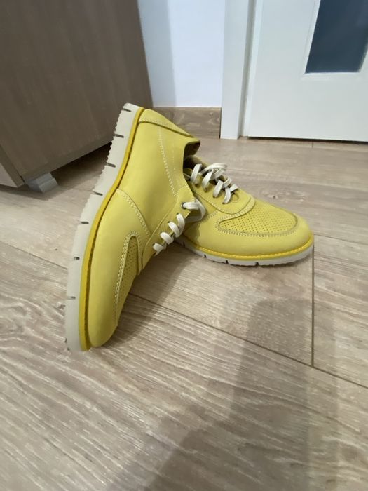 Sneakers galbeni piele nabuc