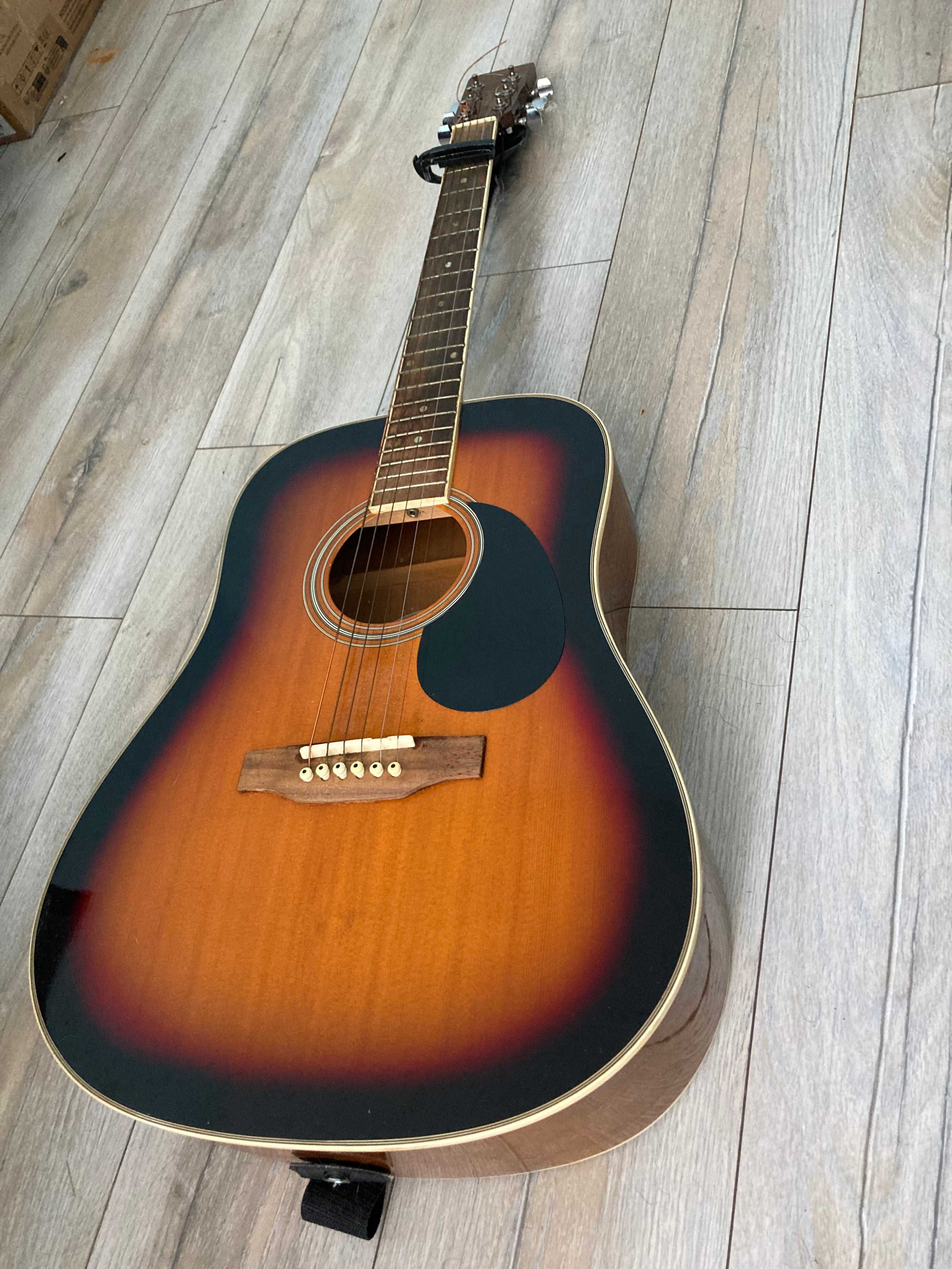 Продавам Акустична Китара Hudson с колан и капо