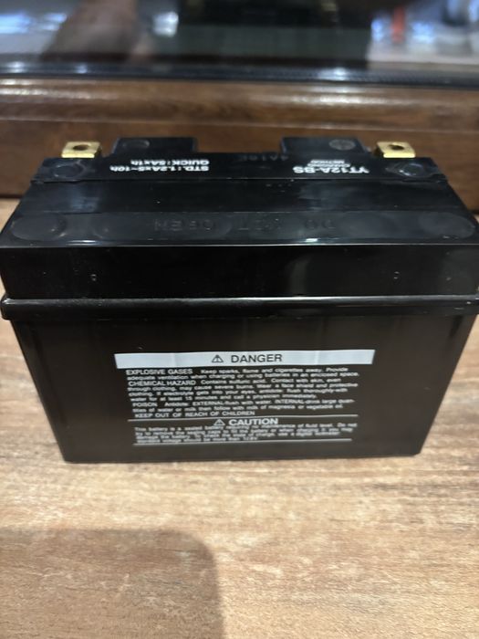 Продавам мото акумулатор