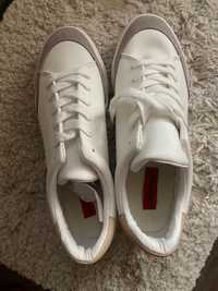 Бели спортни кожени обувки