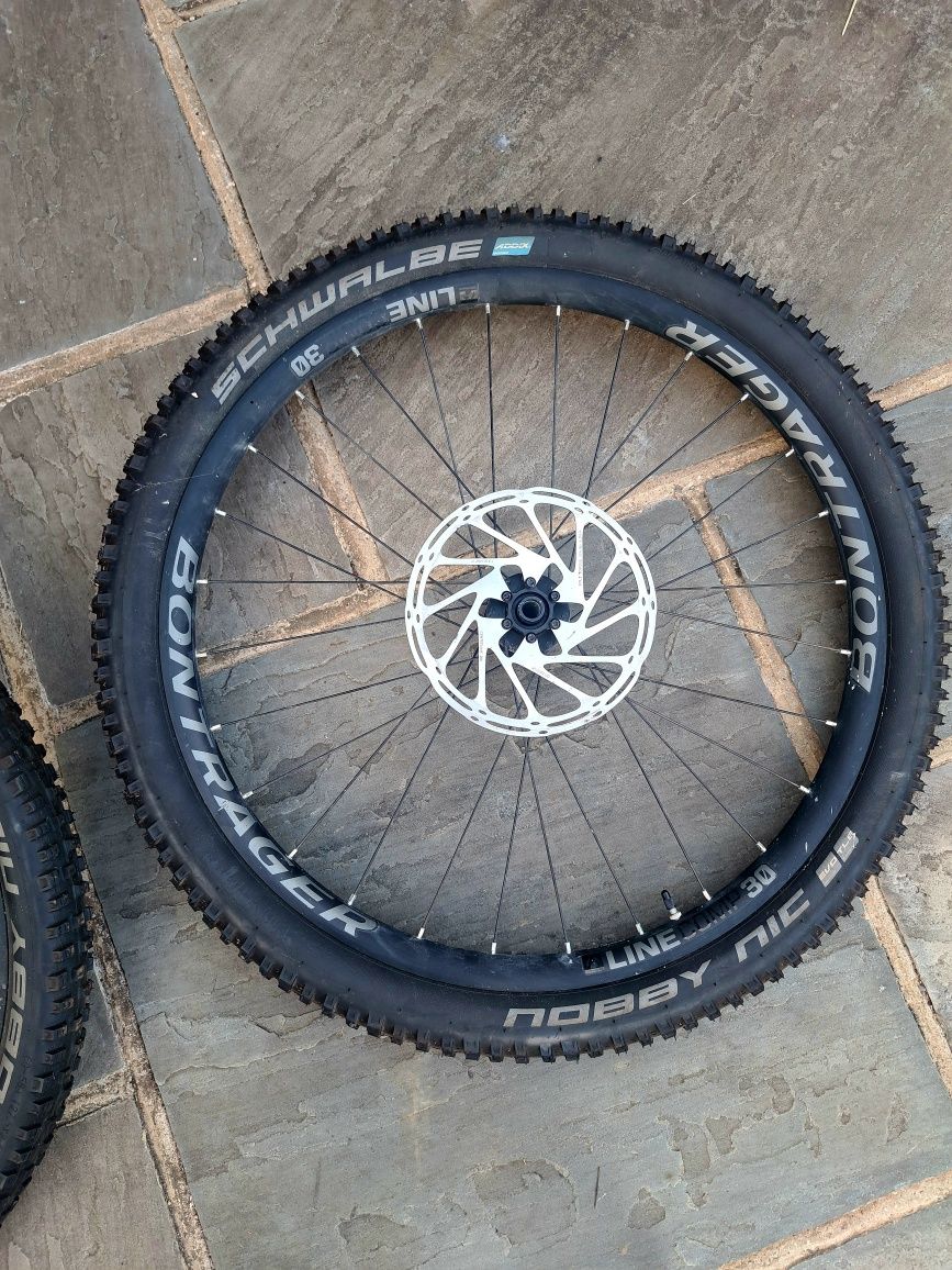 Капли Bontrager Line Comp 30 TLR 27.5 Disc Mountain Bike Wheels in Bla