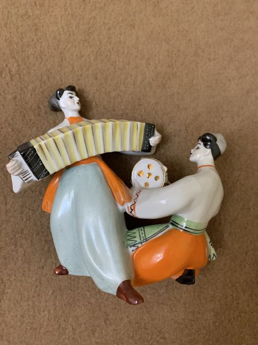 Фарфоровая статуэтка Музыканты