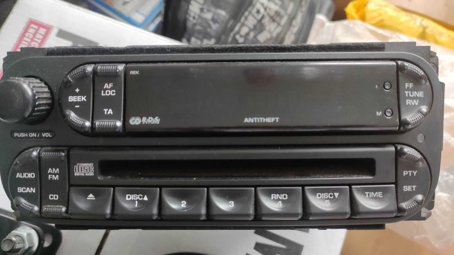 Касетофон CD stereo Chrysler / Jeep