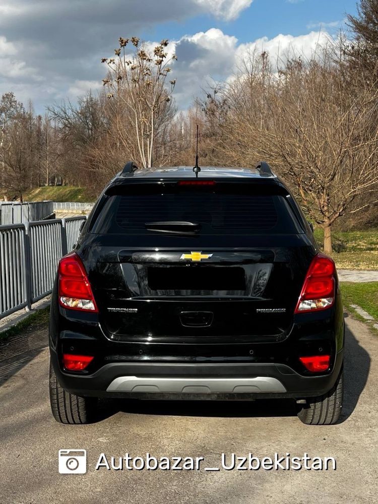 •Tracker 1 Premier AT•