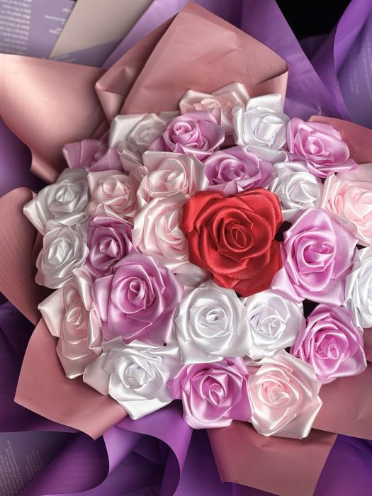 Buchet de trandafiri de satin lucrat manual