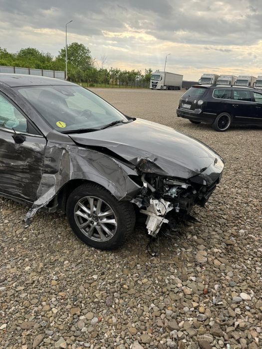Vând Mazda 3 2017 avariată