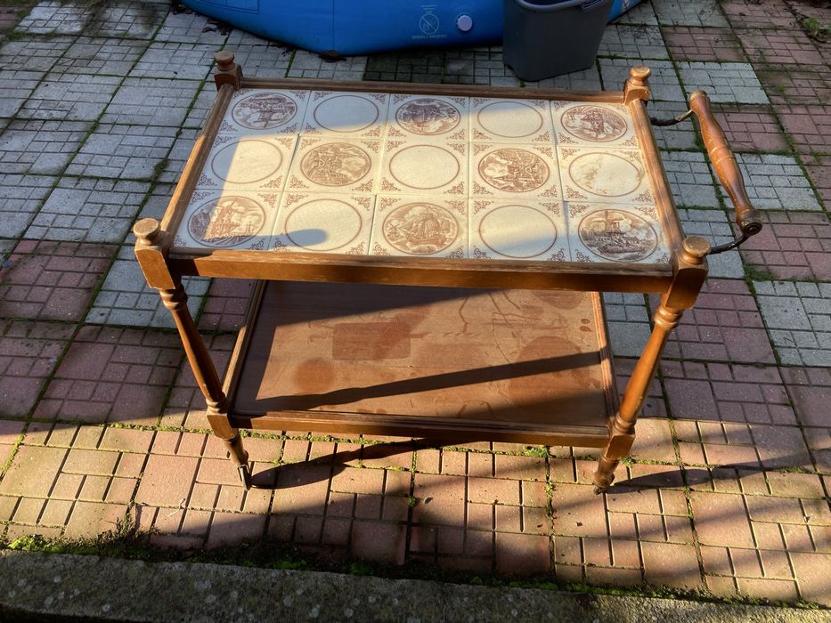 masuta cafea pe roti