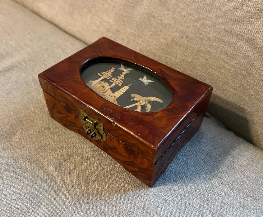 Cutiuta bijuterii vintage lacuita cu decor asiatic si interior rosu