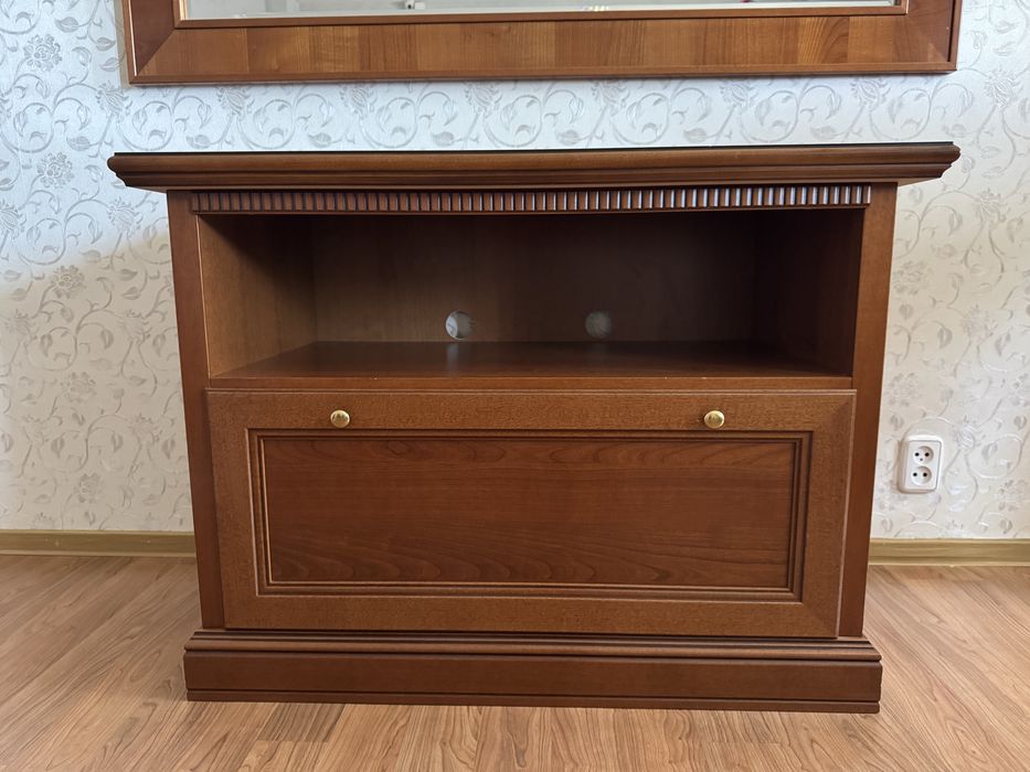 Продам тумбу под телевизор