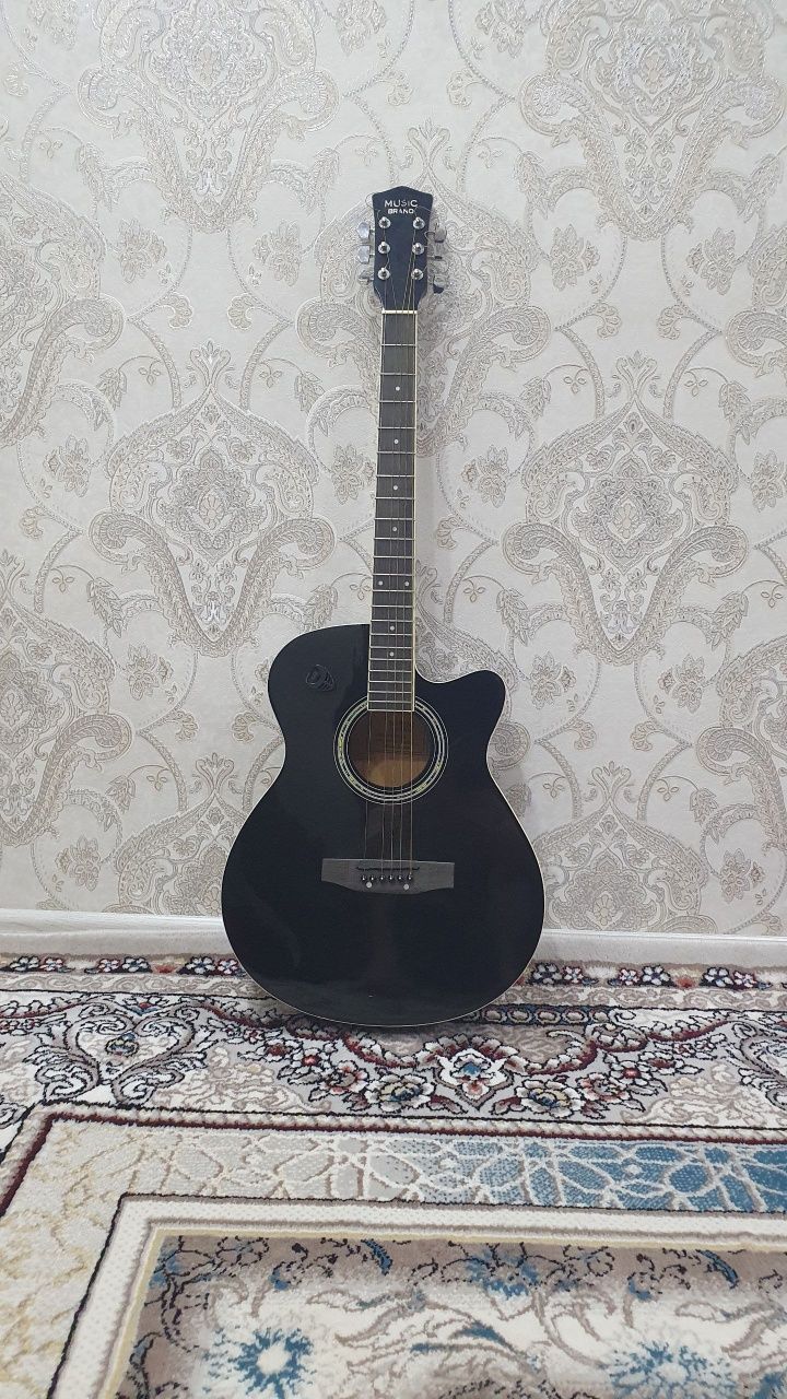 Gitara sotiladi holati yangi