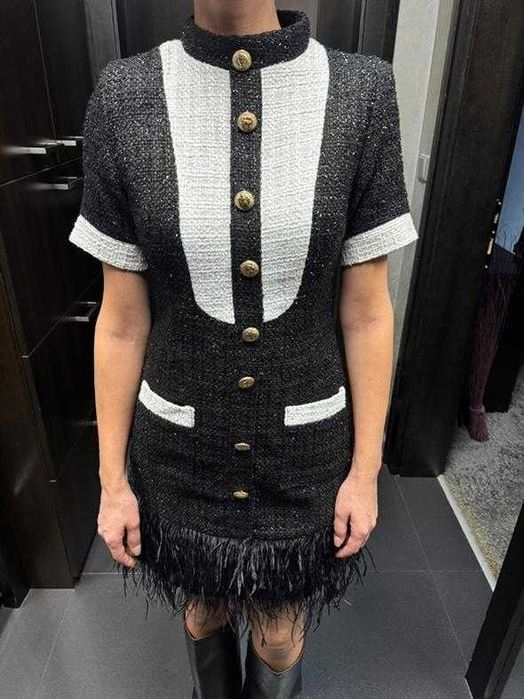 Туид рокля със естествени пера