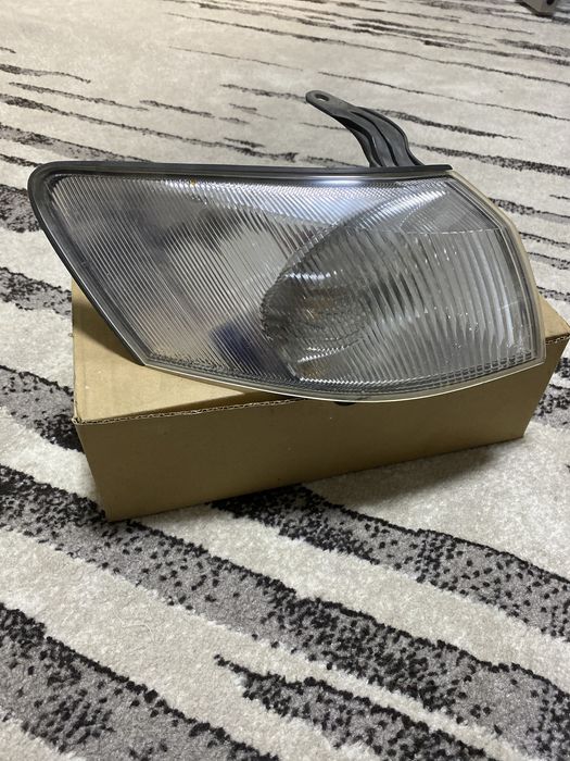 Продам поворотник на тайоту камри 20