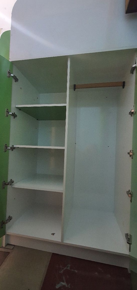 Детский уголок с кроватью на 2ом этаже и партой на 1ом