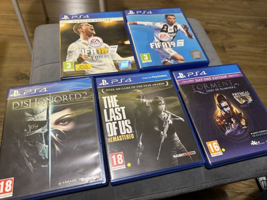 PlayStation 4 Pro 1TB + 2ри God of War контролер