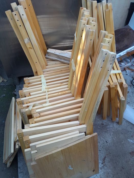 Mese și scaune din lemn