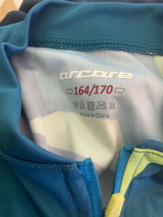 Casca de bicicleta  și tricou de biciclist