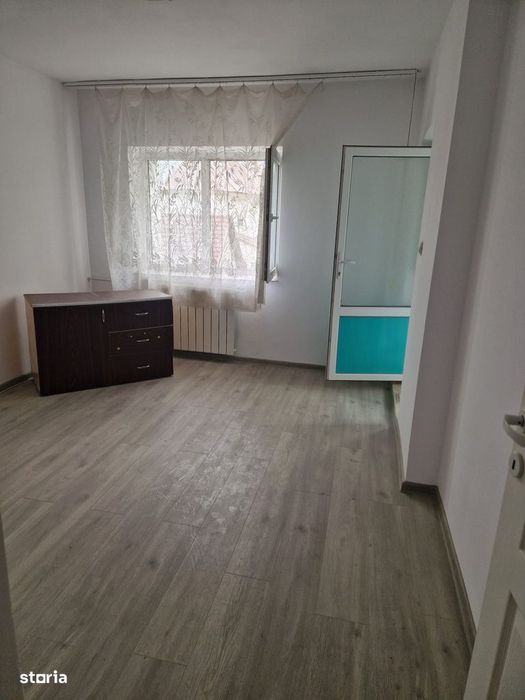 Garsoniera zona Capat 1 , etaj 2 , decomandata