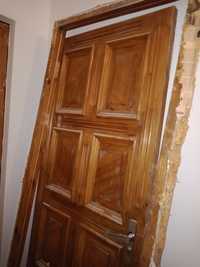 Продам деревяную дверь
