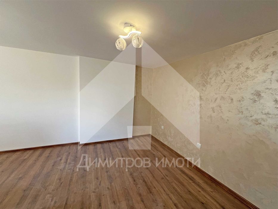 Продава самостоятелна, еднофамилна къща с двор и кладенец- Нови пазар.