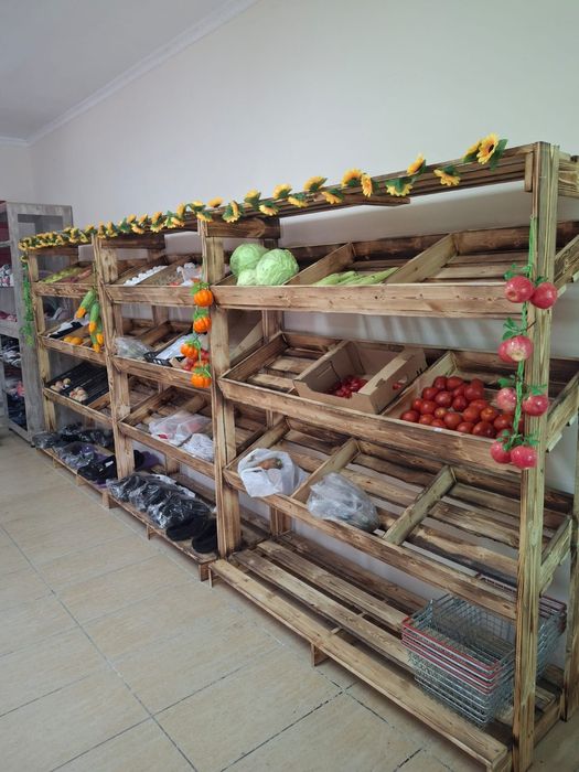 Стеллажи металлические и из жженого дерева