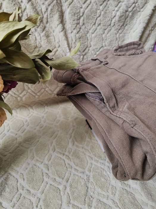 джинсы цвета хакки