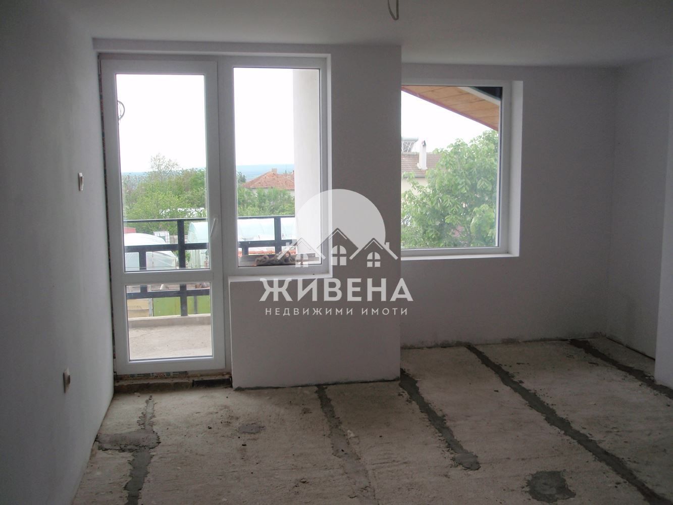 Продавам къща с РЗП: 285 кв.м, двор 1200 кв.м, с. Бенковски