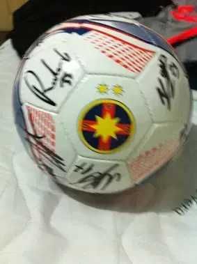 Campiona Fcsb - Minge cu autografe - Banii merg la un baiat bolnav.