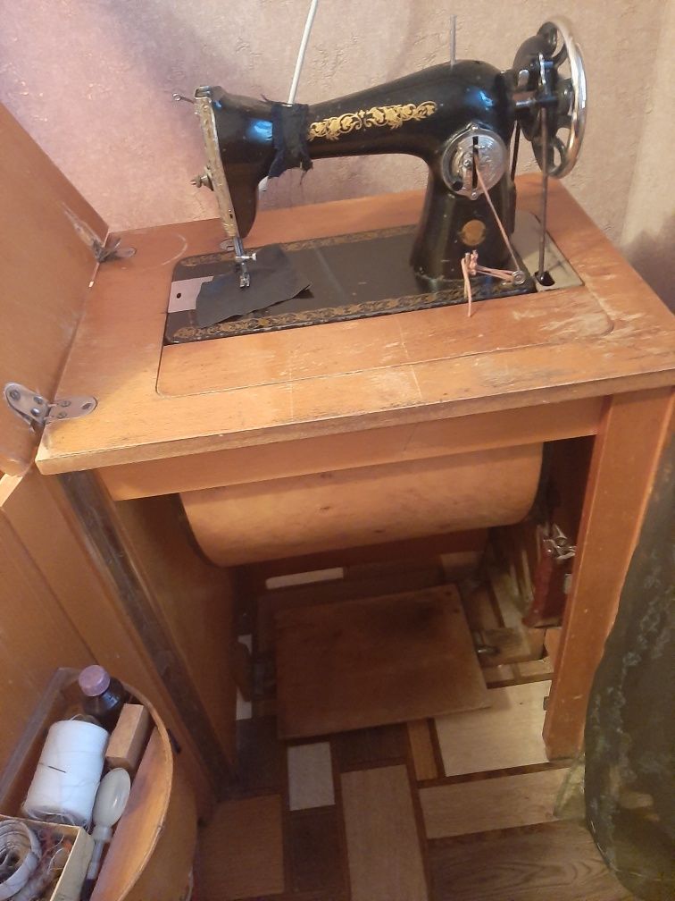 Продам советскую ножную швейную машинку