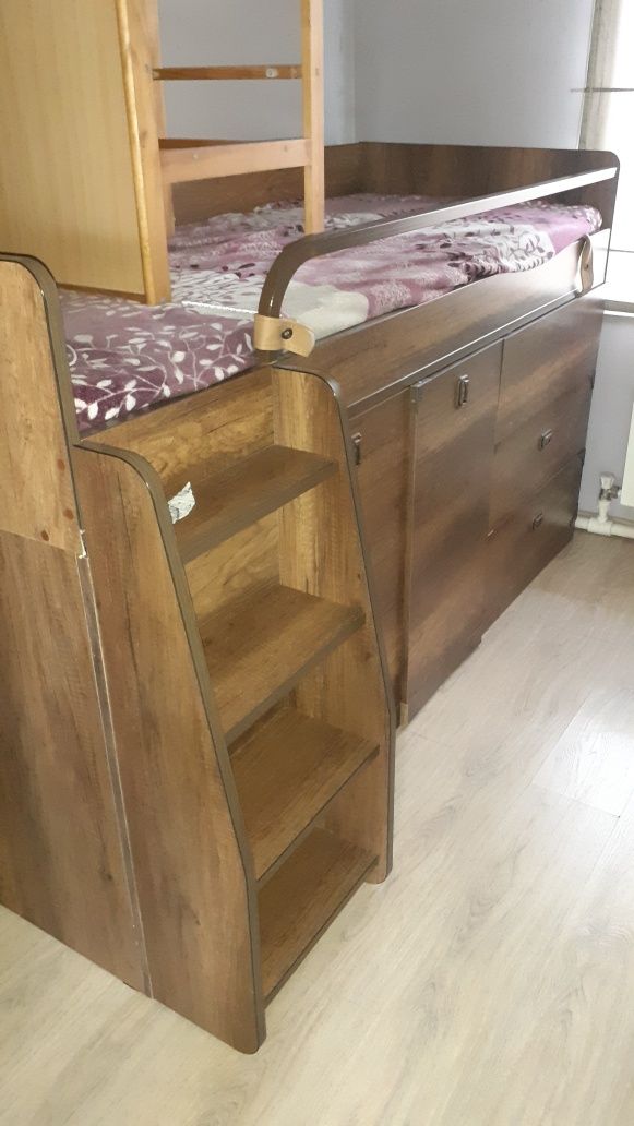 Продам кровать.  Стол. Шкаф