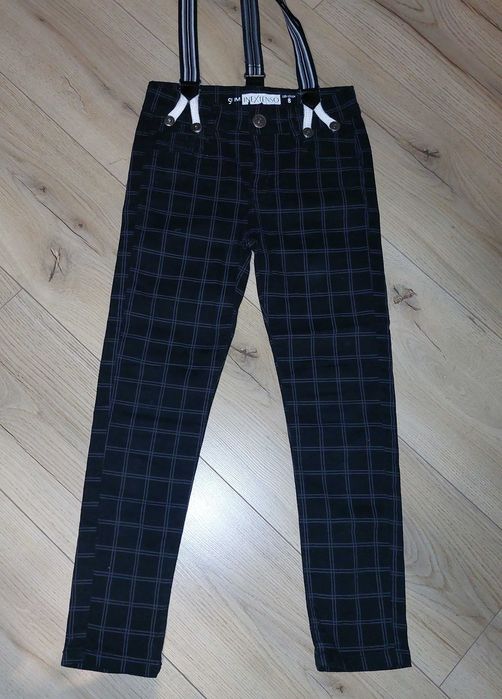 Pantaloni cu bretelele detașabile