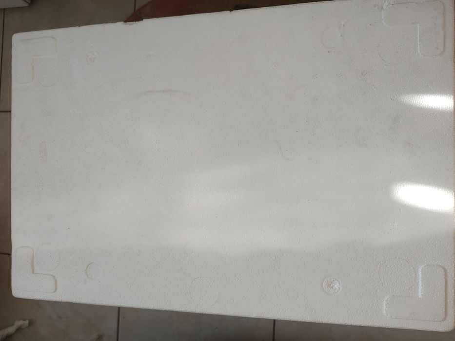 Vând cutie din polistiren expandat cu capac
