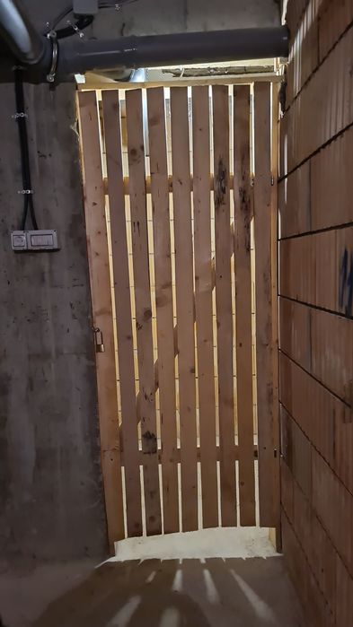 Închiriez loc de parcare și o boxă