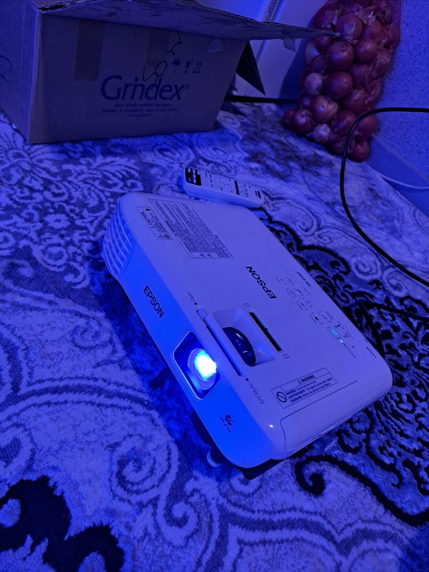 Proyektor sotiladi. Прадаетца проектор Epson