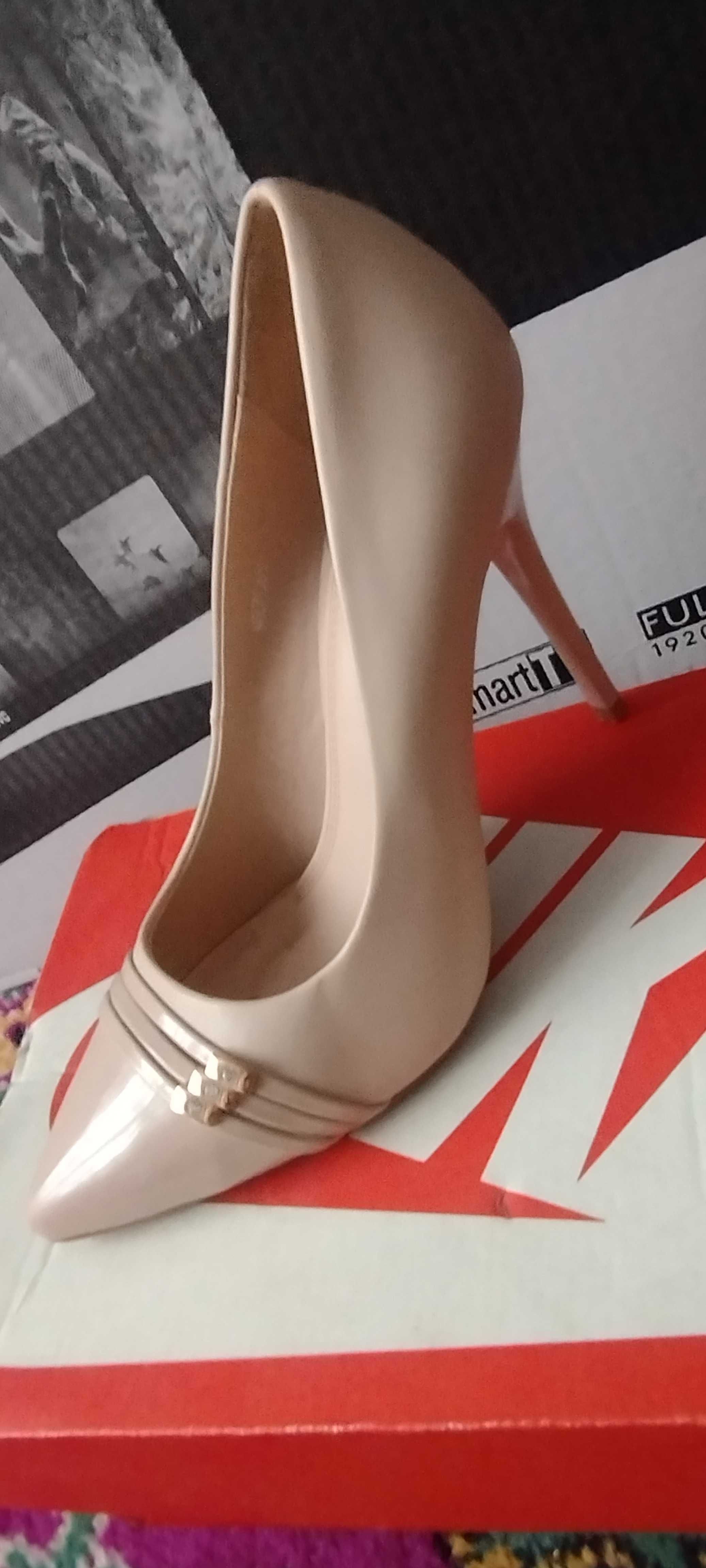 Vând pantofi stiletto