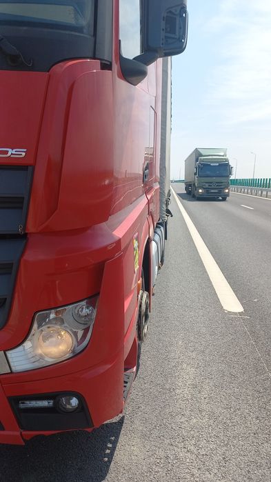 Vănd cap tractor cu semiremorca