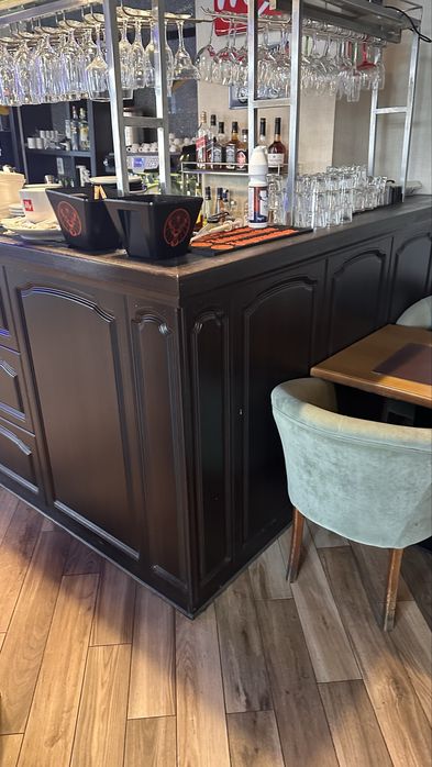 Scaune si bar de vanzare