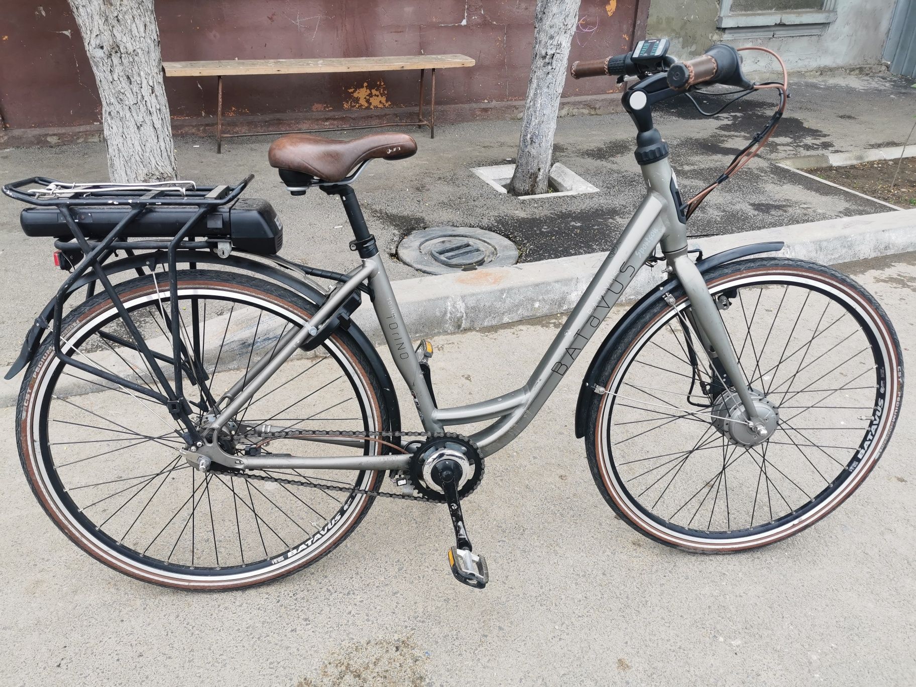 Vând bicicleta batavus electric