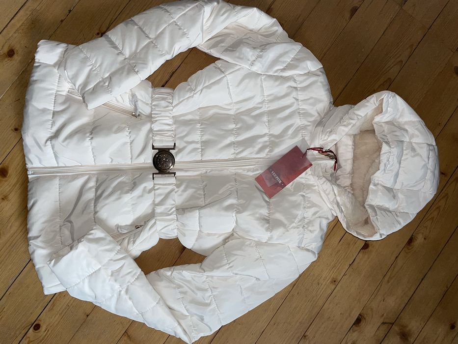 Чисто ново бяло яке с етикет