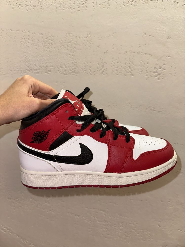 Nike Air Jordan 1 Mid “Chicago”