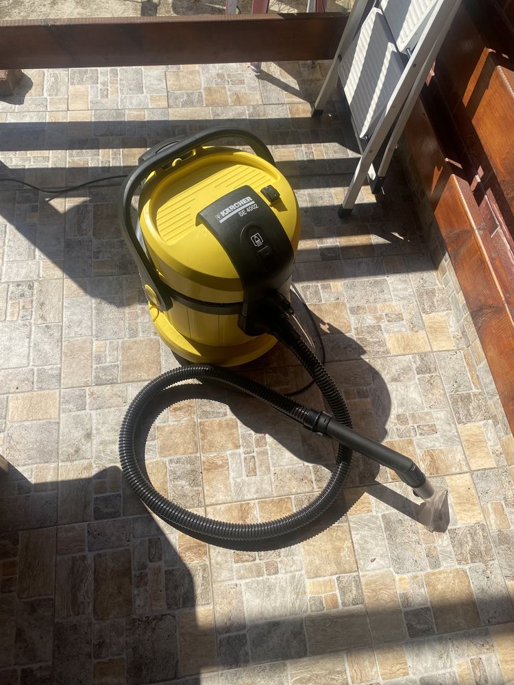 Inchiriez aspirator injectie-extractie Karcher SE 4002