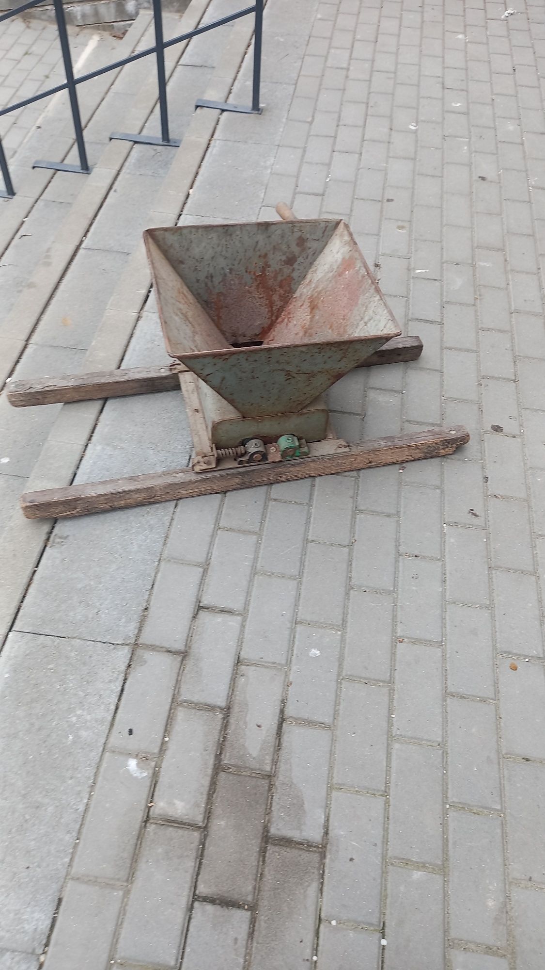 машинка за мелене на грозде
