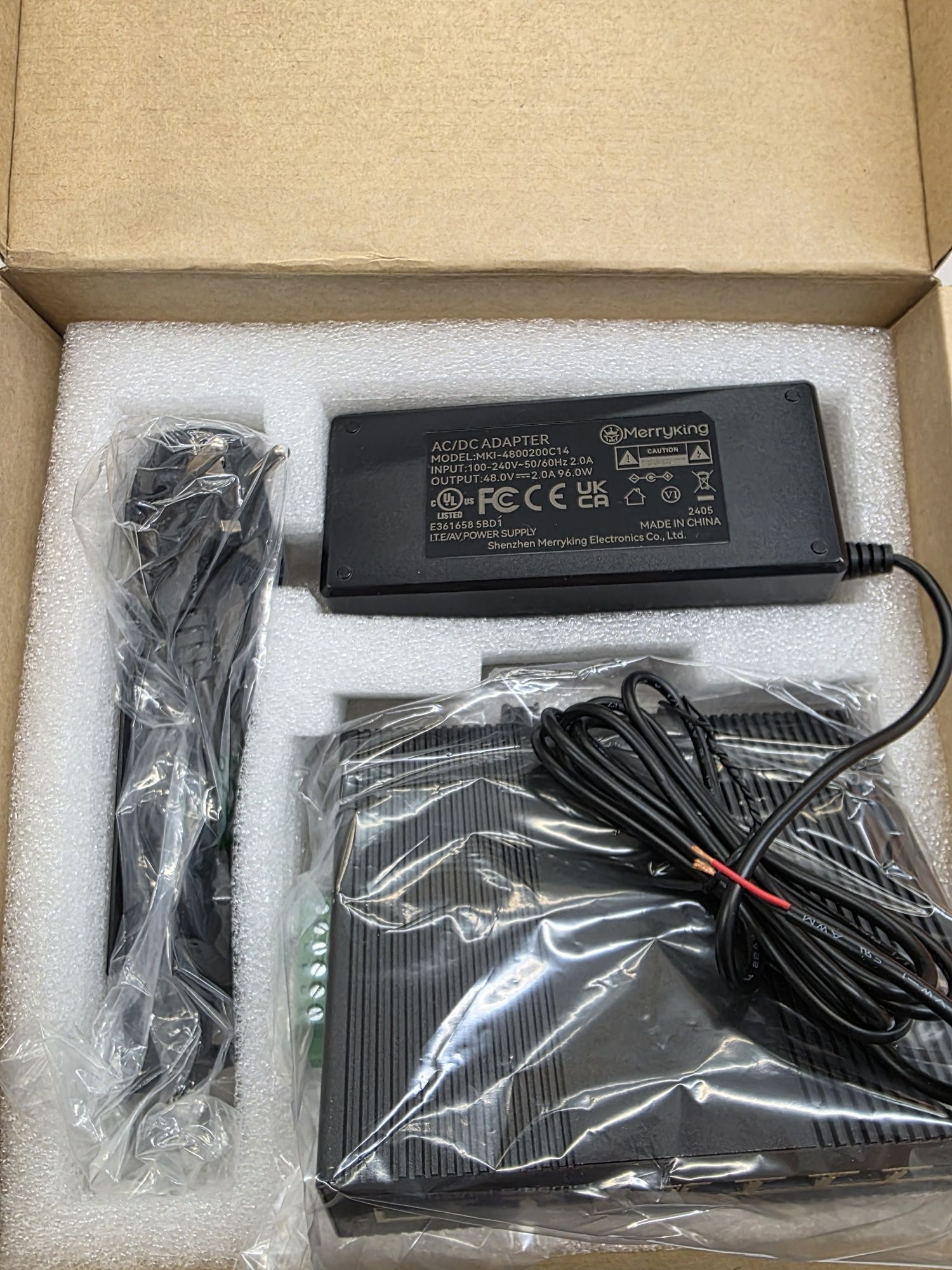 Индустриален PoE суич, 8 Gigabit порта, DIN шина, адаптер 48V 96W